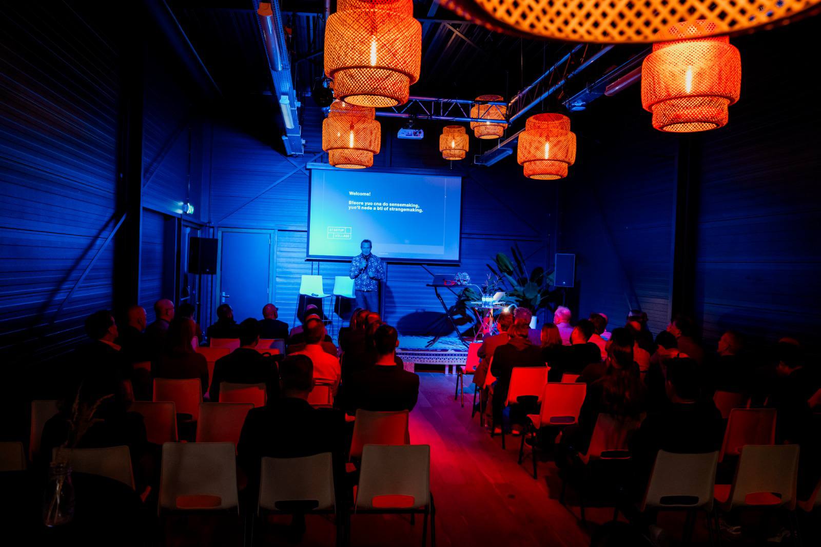 Een volle zaal luistert naar een spreker van Futures Academy